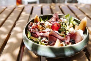 Assiette de salade au jambon cru, melon et fromage &agrave; La R&eacute;serve Plage, Grau du Roi