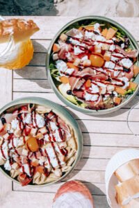 Deux grandes salades color&eacute;es servies en terrasse &agrave; La R&eacute;serve Plage, Grau du Roi