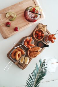 Plateau d&rsquo;ap&eacute;ritif frit et cocktail avec fruits &agrave; La R&eacute;serve Plage, Grau du Roi