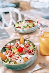 Salade compos&eacute;e avec melon, jambon cru et fromage frais, servie avec un jus &agrave; La R&eacute;serve Plage, Grau du Roi