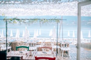 Vue sur la mer et les parasols blancs depuis la terrasse de La R&eacute;serve Plage, Grau du Roi